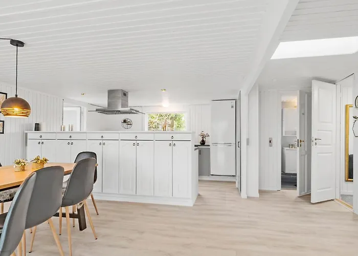 Dom wakacyjny 3 Bedroom Lovely In *